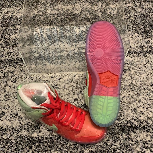 Nike Dunks Strawberry Cough - Picture 3 of 6